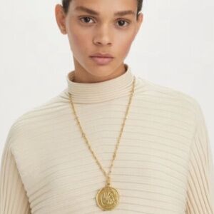 NWT Tory Burch Necklace Roxanne hands